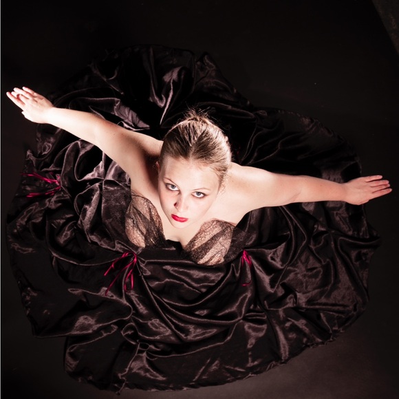 Meet your Posher, Helena - Picture 1 of 1